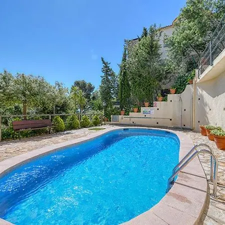 Amb Piscina Comunitaria Al Golfet アパート